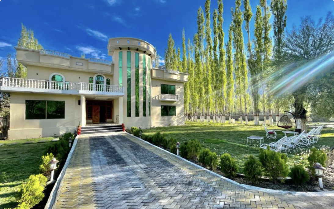 Skardu Saraye Hotel & Resort exterior and driveway