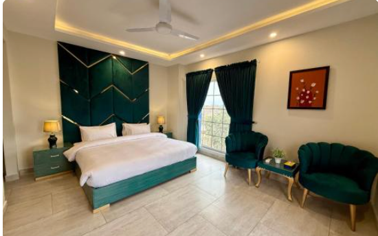 Tom's Luxury Hotel room